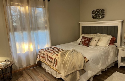 Dawn House | Enjoy rural Missouri and a quiet getaway at White Cottage Farm.