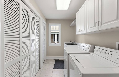 Stone Harbor House | Enjoy your summer vacation in this lovely 5 bedroom, 5 bath home only steps to one of Stone Harbor's nicest beaches.