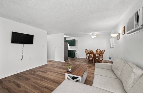 Le Claire Apartment | Enjoyable 1-bedroom apartment with AC in charming Le Claire