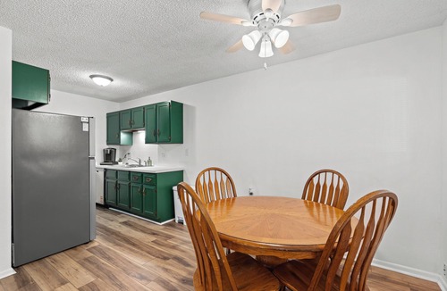Le Claire Apartment | Enjoyable 1-bedroom apartment with AC in charming Le Claire