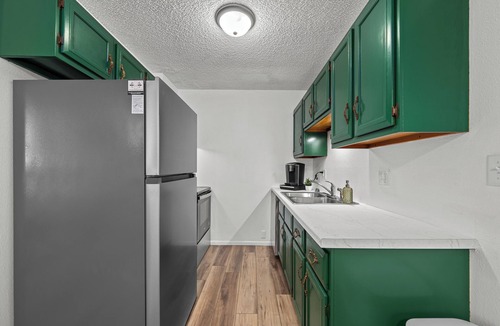 Le Claire Apartment | Enjoyable 1-bedroom apartment with AC in charming Le Claire