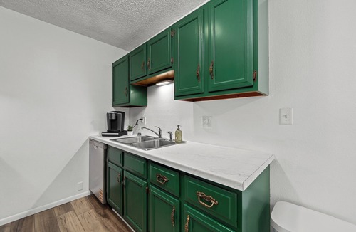 Le Claire Apartment | Enjoyable 1-bedroom apartment with AC in charming Le Claire