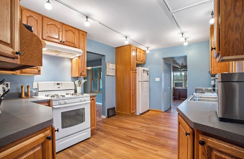 Kent Other | Enjoyable 4-bedroom farmhouse with AC in charming Mount Carroll
