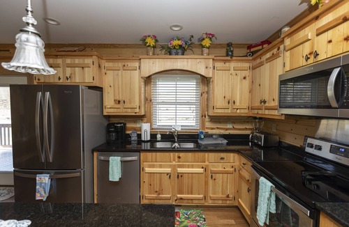Fleetwood Cabin | ENJOYABLE RELAXING Quiet area king bed riverfront access with firepit