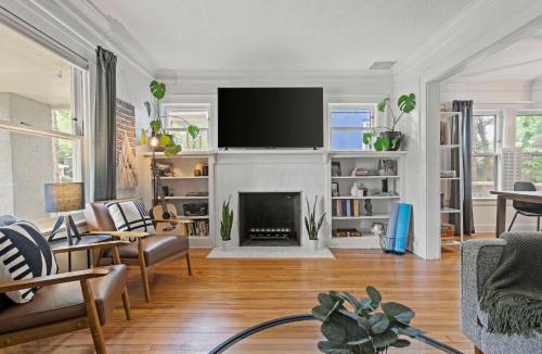 South Kansas City House | Entertainer - Brookside Walkable Firepit