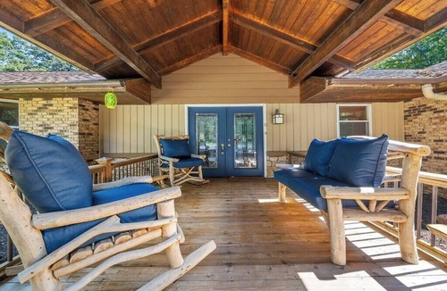 Rockford House | Entertainment Oasis Indoor Pool Spa Arcade Theatre