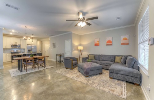 Crosstown House | Entire Cozy Duplex Ideal for Families & Groups