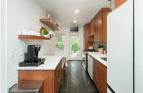 Ames House | ENTIRE HOME! 5 BEDROOM, 2 BATH, WITH JACUZZI - .2 miles to Iowa State Campus
