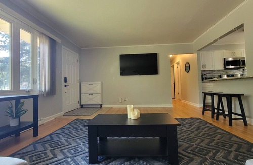 Northbrook House | Entire home, close to highway, serene neighborhood
