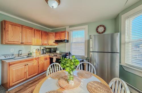 Wildwood Apartment | Entire Lovely 3 Bedroom, 2 Bathroom Apartment! 1 Block to the Beach and Boardwalk!