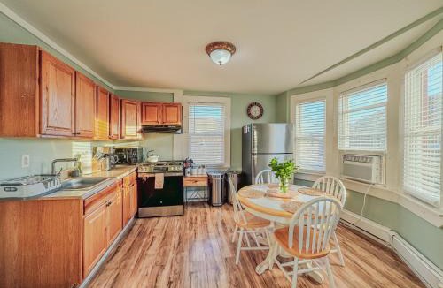 Wildwood Apartment | Entire Lovely 3 Bedroom, 2 Bathroom Apartment! 1 Block to the Beach and Boardwalk!