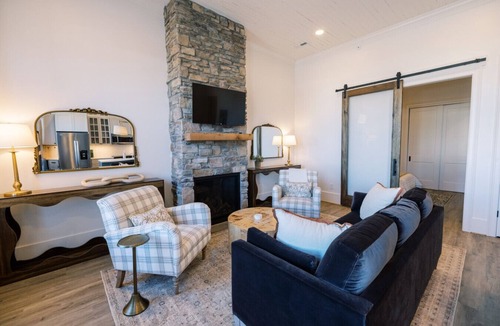 Jacksonville Apartment | Entire Luxury Loft Floor | 4BR | On the Square