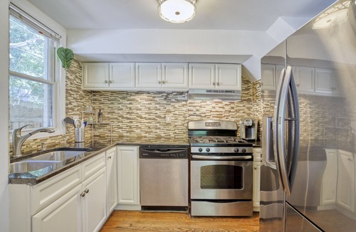 Nauck House | Entire Townhouse In Arlington | Free Parking
