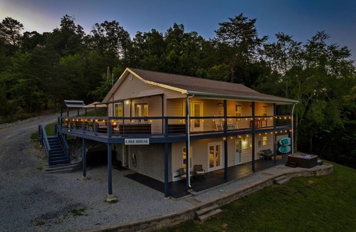 Dandridge House | Epic Lakehouse! Mountain Views! Kayaks! Arcade! Hot Tub! Dock! Paddle Boards!