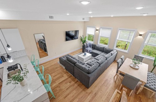Communipaw House | EPIC NYC Retreat | Sleeps 30 w/Rooftop & Gameroom!