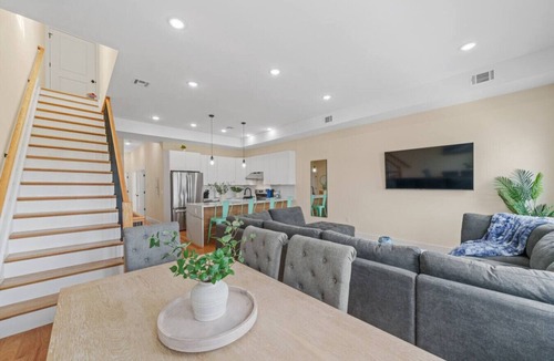 Communipaw House | EPIC NYC Retreat | Sleeps 30 w/Rooftop & Gameroom!