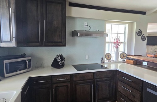 Manor House | Escape the City for Country Charm within 20 miles of downtown Austin and Airport