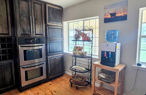 Manor House | Escape the City for Country Charm within 20 miles of downtown Austin and Airport