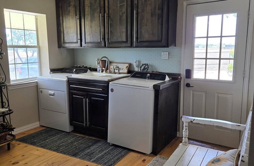 Manor House | Escape the City for Country Charm within 20 miles of downtown Austin and Airport
