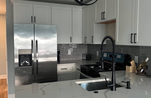 North Wildwood Condo | Escape to the shore! Close to restaurants and bars.