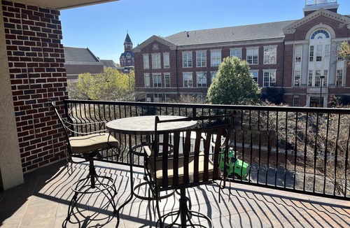 Auburn Condo | Everything Auburn, Location, Location! Views of Jordan Hare and Toomer's Corner!