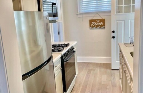 Ventnor City Condo | Everything you need! Steps to Beach-Margate-Restaurants-Stores -Sleeps 4 guests
