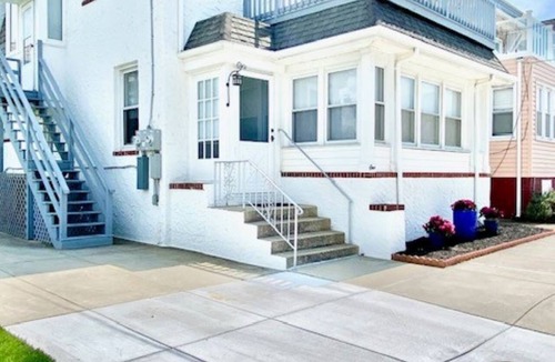 Ventnor City Condo | Everything you need! Steps to Beach-Margate-Restaurants-Stores -Sleeps 4 guests