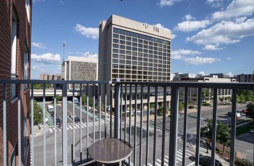 Crystal City Apartment | Exclusive Condo With Stunning Views at Crystal City