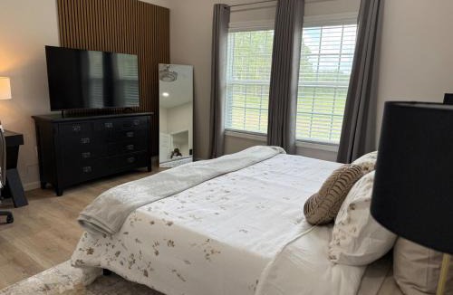 Vidalia House | Executive 1BR Home - King Bed - Workspace - Quiet Vidalia Stay