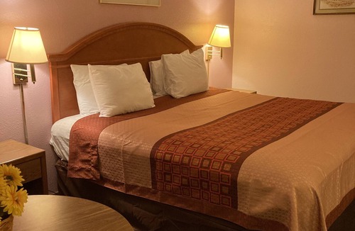 McPherson Hotel | Executive Inn
