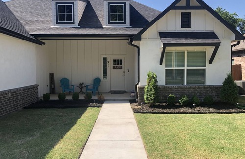 Broken Arrow House | Executive Stay, Modern Farmhouse Perfect Location. Garage Parking.