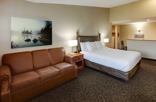 Peoria Hotel | Expanded King in Stoney Creek Peoria! Living Area w/Sofa Sleeper | 2 Units
