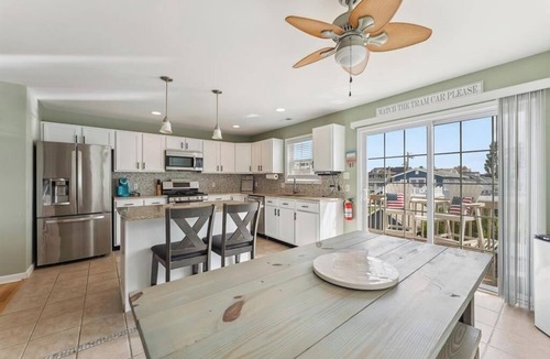 North Wildwood House | EXPANSIVE ISLAND TOWNHOME w LARGE PRIVATE YARD Discounted 7day Stays