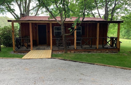 Scottsboro Cabin | Experience staying in a late 1800’s cabin. Located near the Tennessee River