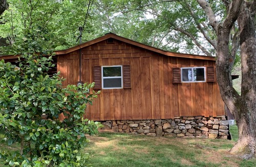 Scottsboro Cabin | Experience staying in a late 1800’s cabin. Located near the Tennessee River
