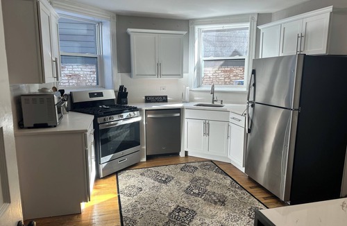 North Center Apartment | Explore Chicago: Stylish 2BR, 1 Block to El Train & Close to Wrigley