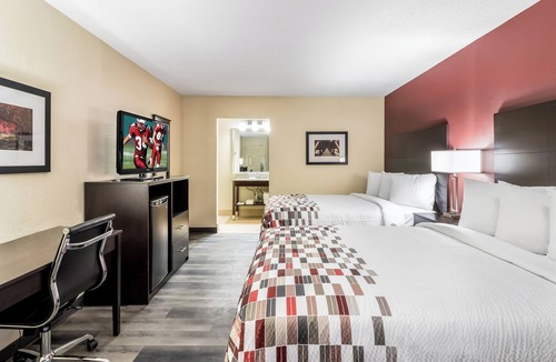 Dandridge Hotel | Explore East TN! 2 Relaxing Rooms w/2 Queen Beds Minutes From Forbidden Caverns