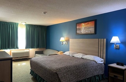 Marysville Hotel | Explore Marysville Country Club & Downtown Easily | King Bed with Sofa Room