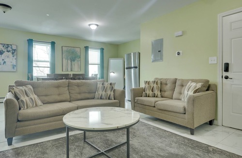 South Side Apartment | Explore NYC, Parks & Beaches! Top-Floor Apt