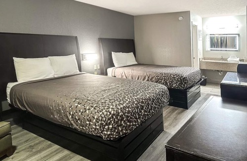 Guntersville Hotel | Explore South Town Civitan Park! Budget-Friendly Stay Close to Hwy 431! 2 Rooms!