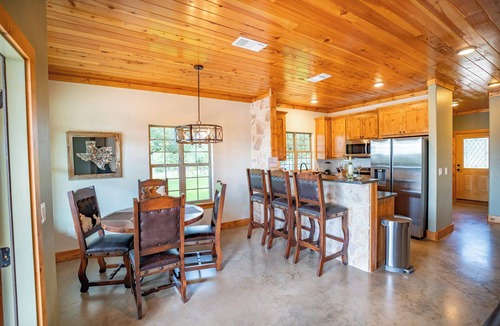 Lampasas Cottage | Exquisite Hill Country Cottage-Giraffe and wildlife experiences