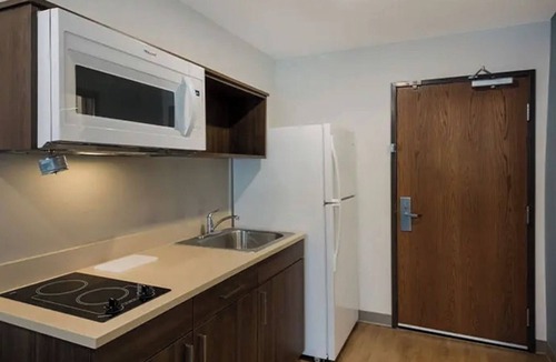 Austin Hotel | Extended Stay Gem in a Queen Bed Room – Kitchen, Comfort & Pet Access