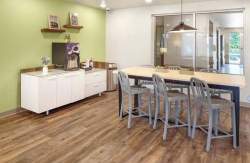 Austin Hotel | Extended Stay Gem in a Queen Bed Room – Kitchen, Comfort & Pet Access
