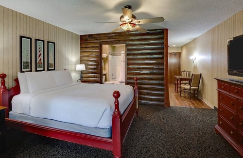 Peoria Hotel | Extended Stay Queen Suite Cottage! Kitchenette, Balcony or Patio