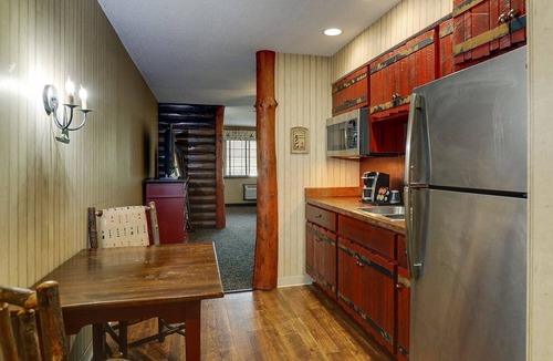 Peoria Hotel | Extended Stay Queen Suite Cottage! Kitchenette, Balcony or Patio
