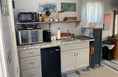Georgetown Cottage | EXTRA CLEAN In-Law-Suite - QUEEN bed, High Speed WIFI, Smart TV & Much More!