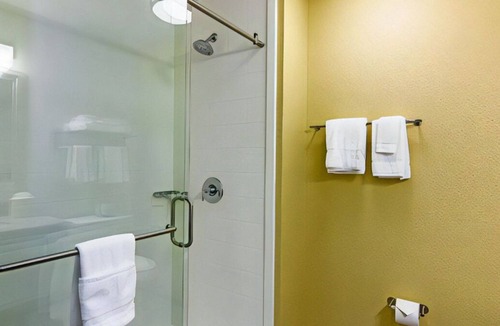 Rochester House | Extravagant Room for Couples' Escape! Free WiFi