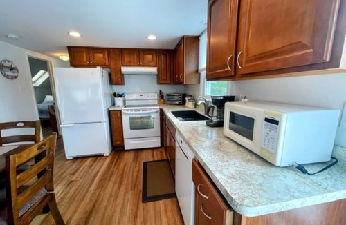Surf City Cottage | EZ 4 MINUTE WALK 2 BEACH, BAY & EATS CLEAN 2 BR LINENS BBQ 4 BADGES BEACH CHAIRS