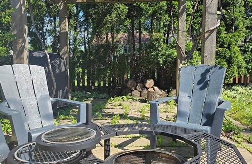 Barrington Apartment | F.R.I.E.N.D.S inspired studio in beautiful Barrington with WiFi, AC