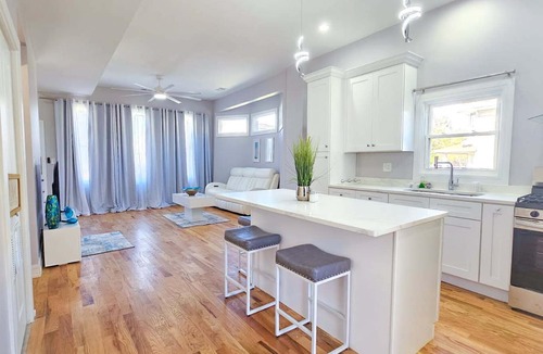 Austin House | Fabulous 3-bedroom townhome with AC in vibrant Chicago